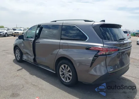 2021 Toyota Sienna Le z USA, uszkodzony, nr VIN 5TDKSKFC1MS031244